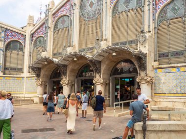 Valencia, İspanya - 23 Ağustos 2024: Valencia 'nın merkezindeki gıda pazarına giren insanlar. Yüksek kalite fotoğraf