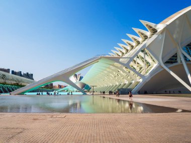 Valencia, İspanya - 20 Ağustos 2024 Salı: Valencia Bilim Müzesi 'nin modern binasının önünde turistler. Yüksek kalite fotoğraf