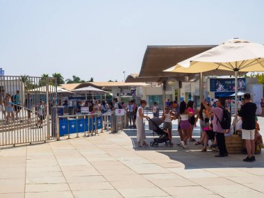 Valencia, İspanya - 20 Ağustos 2024 Salı: Valencias Okyanusu 'nun girişinde gölgede kuyruk oluşturan kalabalık. Yüksek kalite fotoğraf