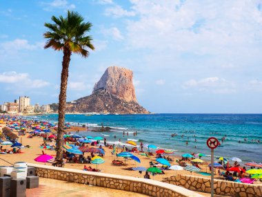 Calpe, İspanya - 23 Ağustos 2024 Cuma, Arenel-bol plajı İspanyol Costa Blanca 'sı üzerinde güzel Calpe' da. Yüksek kalite fotoğraf