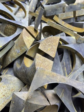 Paslı çelik parçalarını bir yığın halinde kapatıyoruz. Yüksek kalite fotoğraf