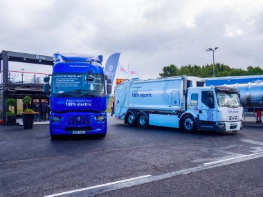 Birmingham, İngiltere - 11 Eylül 2024: NEC Kaynak ve Atık Yönetim sergisinde sergilenen elektrikli kamyonlar. Yüksek kalite fotoğraf
