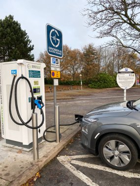 Harworth, İngiltere - 11 Aralık 2021: Otoyol benzin istasyonunda şarj olan bir elektrikli arabanın görüntüsü. Yüksek kalite fotoğraf