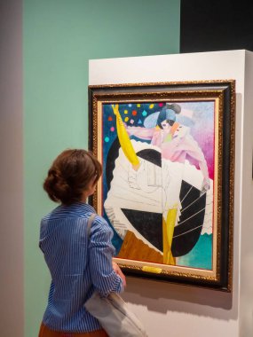 Cambridge, İngiltere - 10 Ağustos 2024: Gino Severini 'nin Fitzwilliam Müzesi' ndeki 5 Numaralı Dansçı Kadın tablosuna hayran. Yüksek kalite fotoğraf