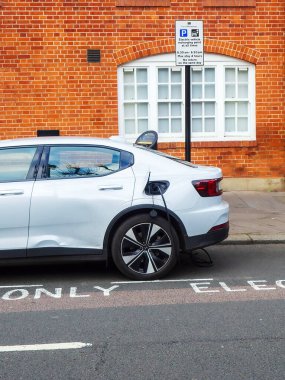 Londra, İngiltere - 30 Aralık 2024: Polestar elektrikli otomobili Londra 'da bir şehir caddesinde şarj oluyor. Yüksek kalite fotoğraf