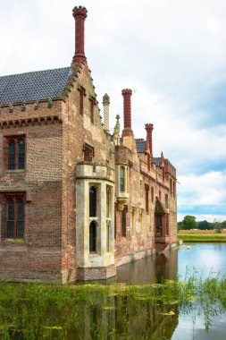 Oxborough, İngiltere - 22 Haziran 2024: Güzel Oxburgh Hall Norfolk England 'a doğru hendeğe bakıyorum. Yüksek kalite fotoğraf