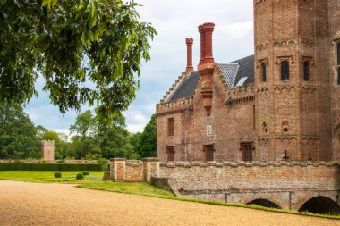 Oxborough, İngiltere - 22 Haziran 2024: Oxburgh Hall Norfolk 'ta köprüsü hendeğe dökülen bir Ulusal Güven evi. Yüksek kalite fotoğraf