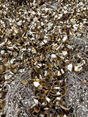 Üretim sürecinden kalma pirinç metalik yontmalar. Yüksek kalite fotoğraf