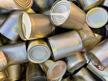 Mutfaktan ya da gıda işleme tesisinden kullanılmış çelik kutular. Yüksek kalite fotoğraf