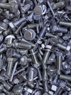 Üretim sürecinden bir yığın çelik cıvata ve çamaşır. Yüksek kalite fotoğraf