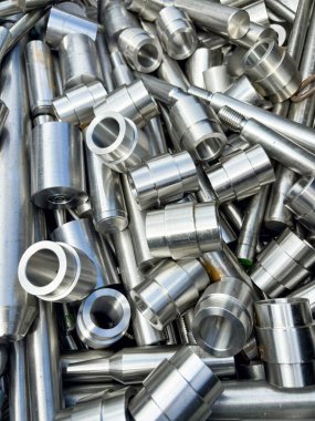 Paslanmaz çelik parçacıkları geri dönüştürülmek üzere fabrikadan atılıyor. Yüksek kalite fotoğraf