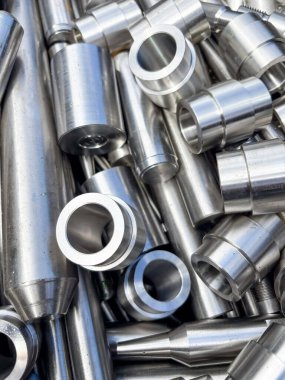 Paslanmaz çelik atığı fabrikadan atılıyor. Yüksek kalite fotoğraf