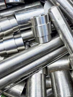 Paslanmaz çelik, geri dönüştürülmeye hazır bir fabrikanın atıklarını reddediyor. Yüksek kalite fotoğraf