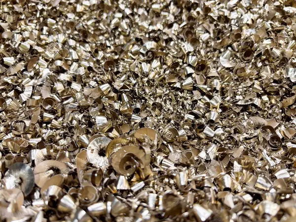 Pirinç, geri dönüşüm için endüstriyel torna makinesinden atık çıkarır. Yüksek kalite fotoğraf