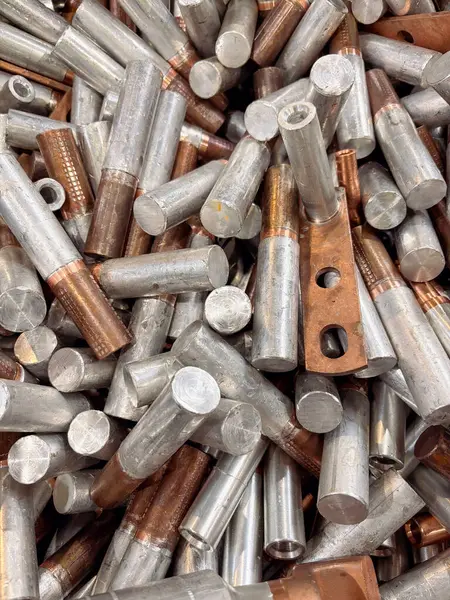 Reddedilmiş bakır alüminyum kablo bağlantıları bir fabrikanın tamamlanmamış parçaları. Yüksek kalite fotoğraf