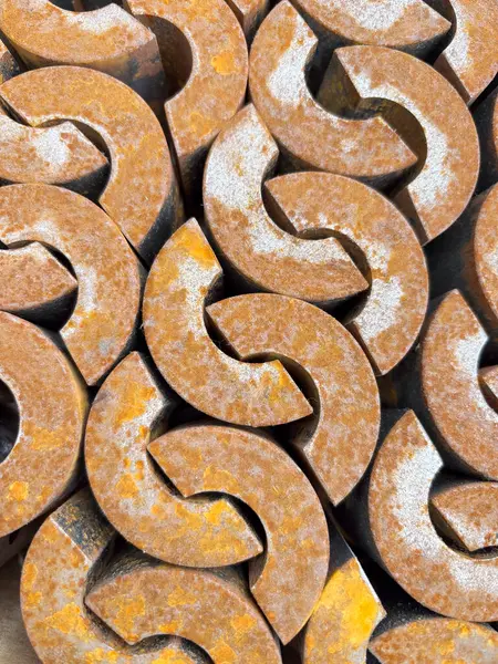 Paslı çelik yarı dairelerden oluşan ve geri dönüşüme hazır bir desen. Yüksek kalite fotoğraf