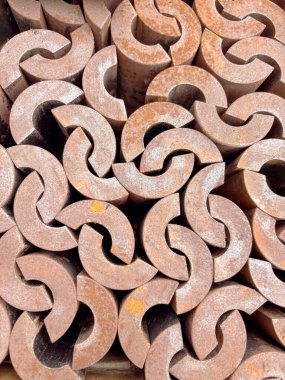 Paslı çelik yarı daireler geri dönüşüme hazır. Yüksek kalite fotoğraf