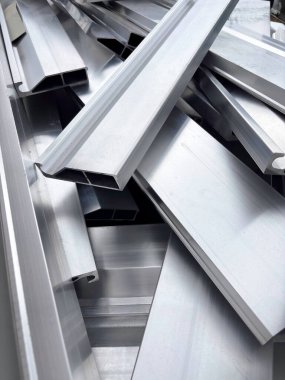 Pencereler ve süslemeler için binalarda kullanılan alüminyum profil çıkarımı, aynı zamanda son derece geri dönüştürülebilir atık. Yüksek kalite fotoğraf