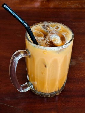 Bir bardak buzlu çay, tipik bir Malezya içkisi, içki menüsünün fotoğrafları için uygun.