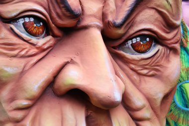 Carro alegorico con figura de indigena del ekvador 