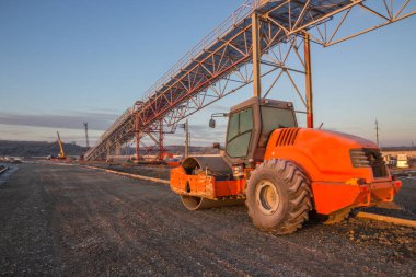 Yol tabanının düzleştirilmesi sırasında bir inşaat pisti