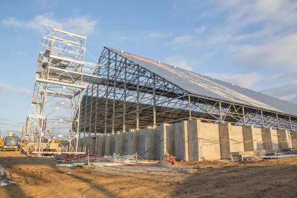 Toptan tahıl için kapalı bir silo inşaatı. Güçlendirilmiş beton temel ve metal çerçeve