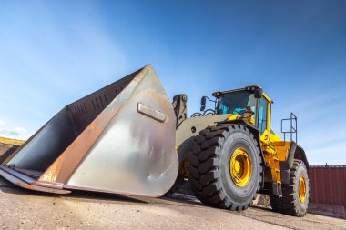 Ağır yükleyici iş başında. Endüstriyel inşaat. Ön uç Yükleyici