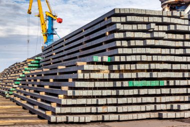 Hot Rolled Steel Meydanı Çubuğu açık bir depoda piramidin içinde arka planda bir vinç var.