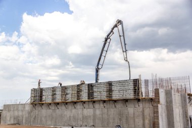 Bir binanın güçlendirilmiş beton iskeletinin yapımı.