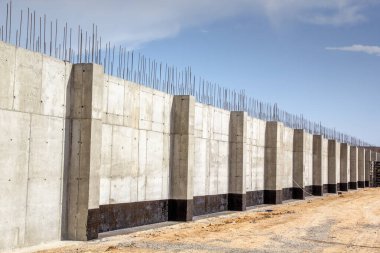 Bir binanın güçlendirilmiş beton duvarının inşası