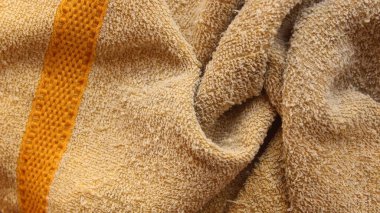 Masanın üzerindeki havluyu kapat.