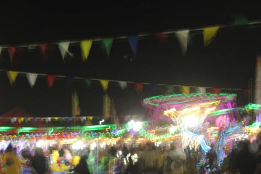 Eğlence parkında, Tayland 'da bir gece