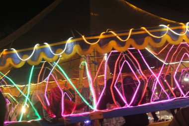 Gecenin renkli ışıkları