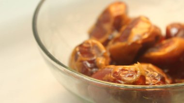 Kırpılmış Lezzetli Tarihlerin Beyaz Arkaplanlı Cam Kasede Görüntüsü