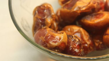 Kırpılmış Şeffaf Cam kâse Beyaz Arkaplanda Hoş Tarihlerle Dolu.