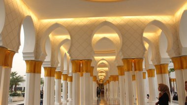 Büyük caminin güzel sütunları