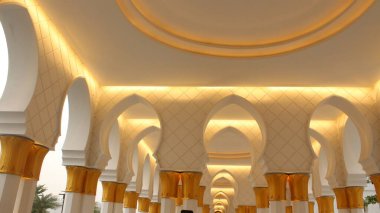 Şeyh Zayed Büyük Camii 'nin sütunları ve tavanı.