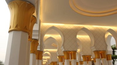 Büyük caminin iç tarafındaki sütunlar.