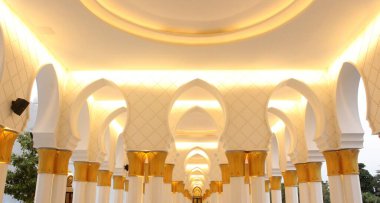 Büyük Cami 'nin koridorlarının içinde bir bakış, Majesteleri. Güzel bir İslami geçmiş