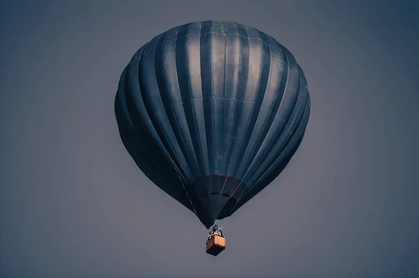 Grande Balão Azul Escuro Céu Aerostato Pessoas Cesto Divertido Entretenimento — Fotografia de Stock