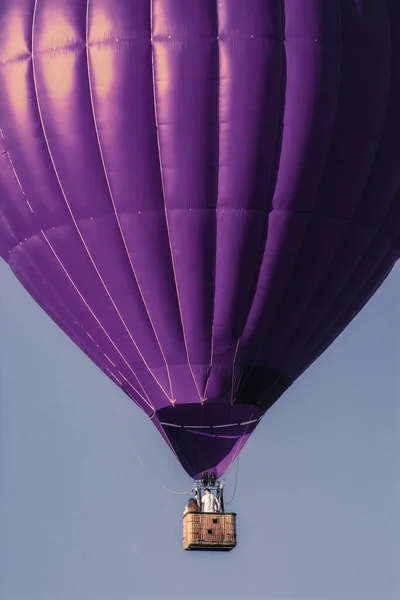 Balão Violeta Céu Aerostato Pessoas Cesto Divertido Entretenimento Verão Aventuras — Fotografia de Stock