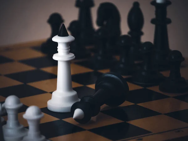 Šachy Šachové Figurky Hrací Desce Bílá Černá Taktická Soutěž Horní — Stock fotografie