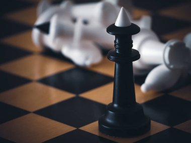 Satranç oyunu. Oyun tahtasındaki satranç taşları. Siyah ve beyaz. Taktik yarışması. Başarılı bir ekip lideri kavramı. İş stratejisi.