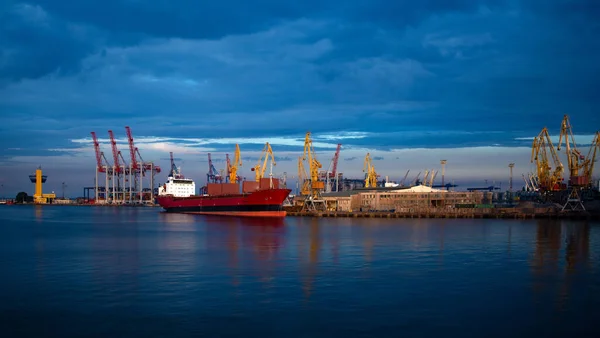 港クレーンの近くの港で船 海上貨物輸送 穏やかな水 明るい色 — ストック写真
