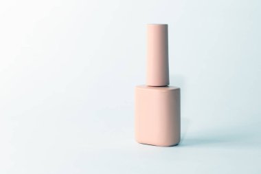 Pembe şeftali şişesi tırnak cilası. Tırnak bakımı. Güzellik endüstrisi. El bakım kozmetikleri. Manikür ve pedikür.