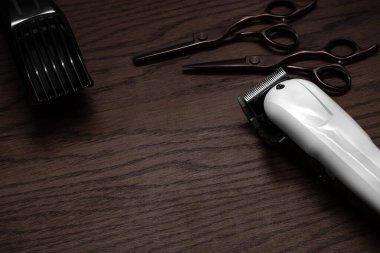 Kuaförlük ve berber aletleri. Profesyonel makas ve kuaför makası. Koyu tahta arkaplan.