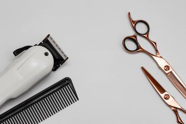 Kuaförlük ve berber aletleri. Profesyonel makas, kuaför makası ve tarak. Beyaz arkaplan.