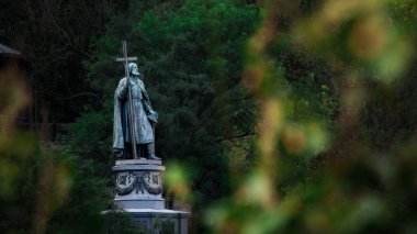 Kyiv 'deki Prens Volodymyr anıtı. Volodymyrska Tepesi 'ndeki Büyük Kyiv Volodymyr Prensi. Rus halkının vaftiz heykeli, sağ elinde büyük bir haç olan bir paltonun içinde..