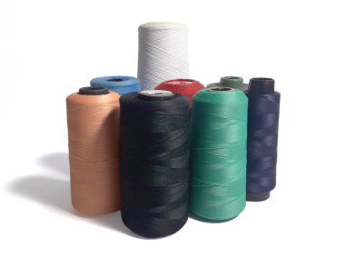 Çeşitli renk ve boyutlarda dikiş için iplikler