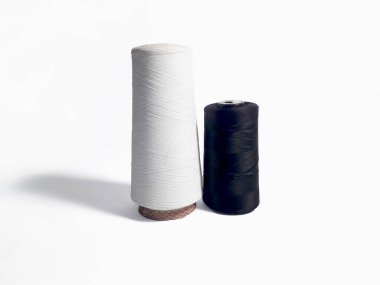 Siyah ve beyaz dikiş ipliği